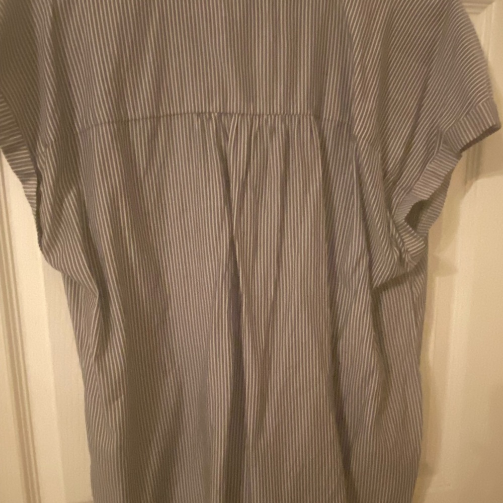 APT 9 (XL) White & Charcoal Gray Striped Blouse w/Short Sleeves & V Neck - Picture 5 of 5